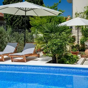 Palace Schoen Milesi - Esense Of Prestige - Private Pool - Old Money Style Luxury - Walking Distance To The Old Town, The And Amenities - Buralux Guest house Split